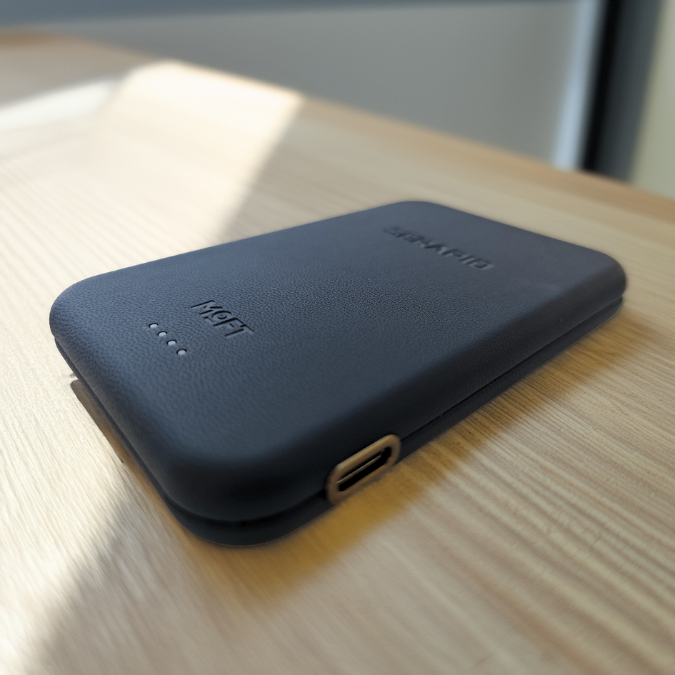 Serapid Snap-on MagSafe Battery Pack side 1